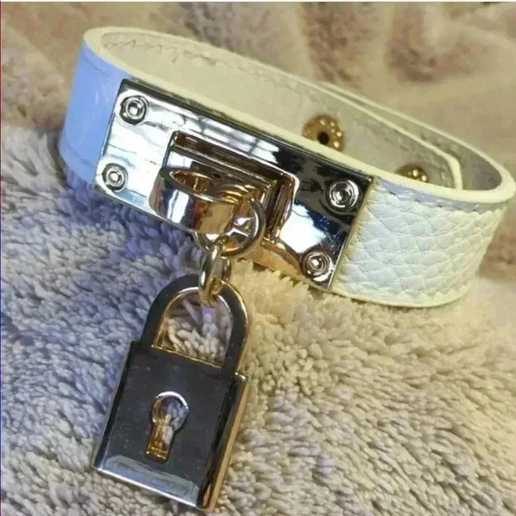 Vegan Leather Bracelet with Golden Lock - Picture 1 of 2
